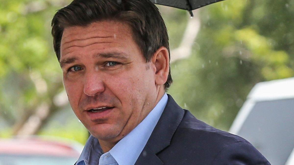 El gobernador de la Florida, Ron DeSantis, llega al nuevo centro de tratamiento de Regeneron en Pembroke Pines, en CB Smith Park, el miércoles 18 de agosto de 2021.