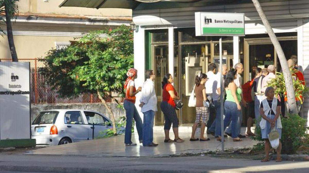 Una foto en el diario Granma del Partido Comunista de Cuba muestra a cubanos esperando para retirar dinero de un banco en La Habana.