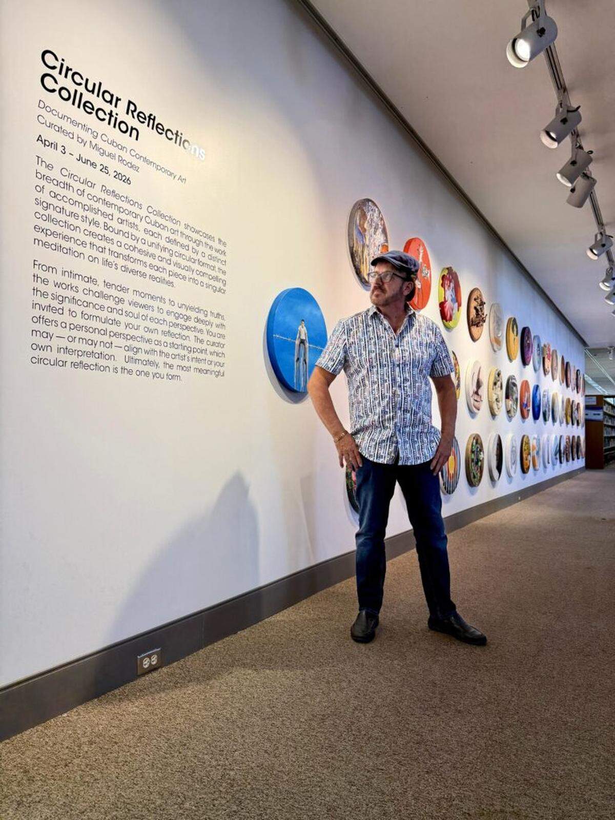 El curador Miguel Rodez junto a obras de “Circular Reflections”, un proyecto que desarrolló a lo largo de casi una década para documentar la amplitud del arte cubano contemporáneo.