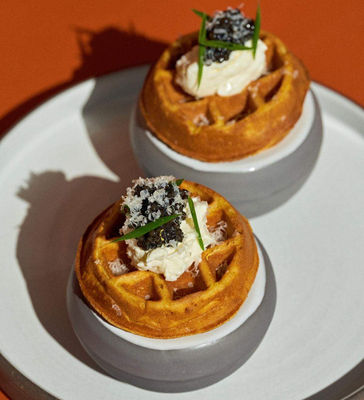 El caviar se sirve en un waffle de patata dulce. Ruben Cabrera Ruben Pictures