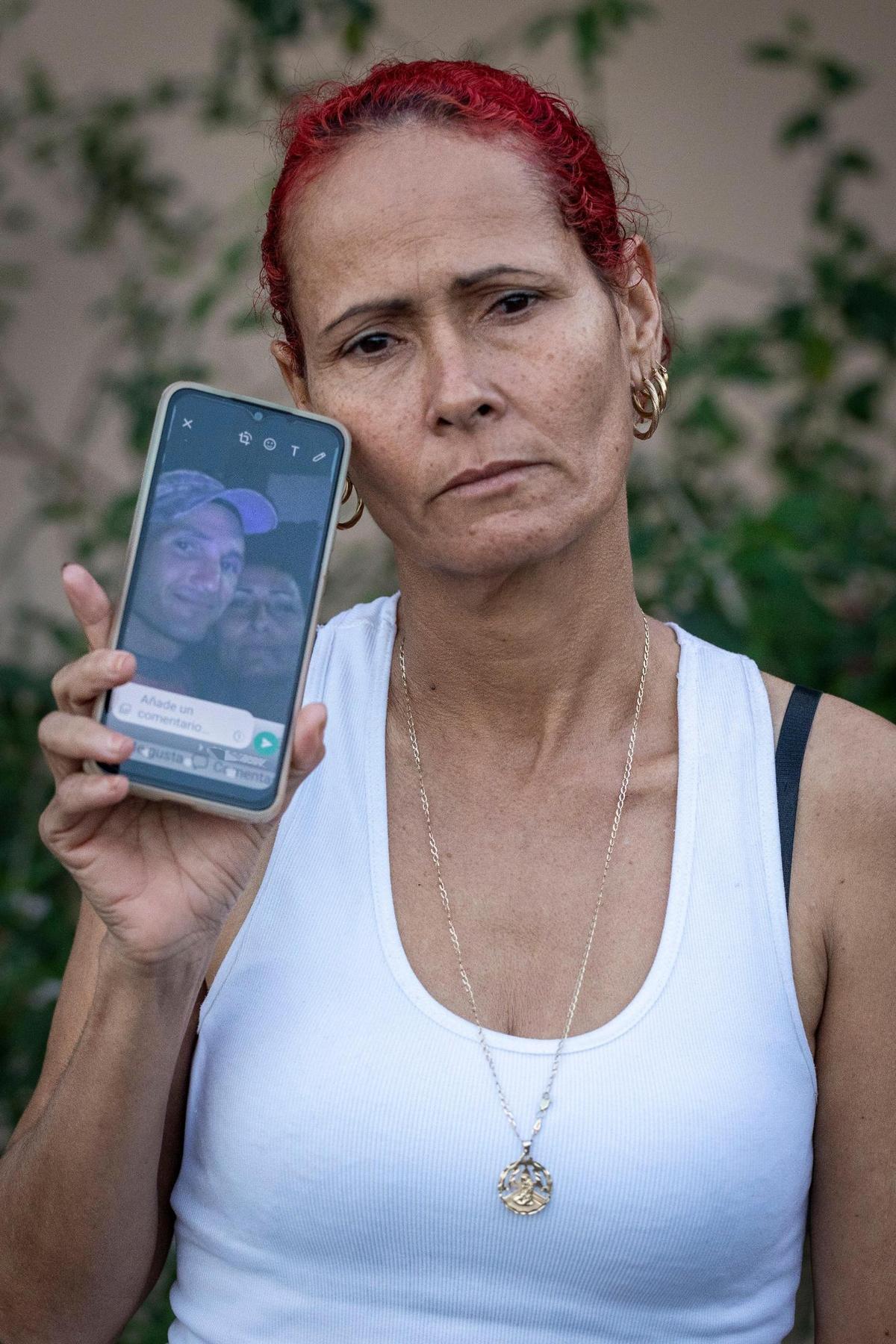 Homestead, FL- 26 de enero de 2023 - Luisa Yanes Pérez, una mujer cubana recién llegada que llegó en barco hace 3 meses sostiene su teléfono celular con una foto de su hermana desaparecida Edelmira y su esposo Yurisnel. A fines de diciembre, Edelmira y Yurisnel junto con otros intentaron cruzar el estrecho de Florida de la misma manera que lo había hecho Luisa, pero desde entonces no se ha vuelto a saber de ellos.