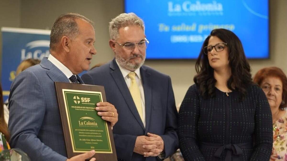 Jorge Acevedo, CEO of La Colonia Medical Center, with Julio César Alfonso, president of Solidaridad sin Fronteras, and Taimy Alfonso, director of Cruz Verde Internacional, at an event held at La Colonia Medical Center in Hialeah on June 17. The event showcased “911 Cuba”—a plan for assistance and the reconstruction of the Cuban healthcare system in the event of socio-political change—and recognized Acevedo and La Colonia for their support of humanitarian health projects.