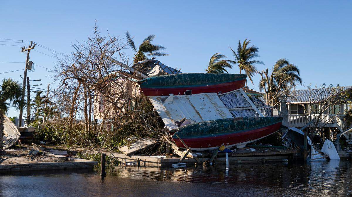Un catamarán encima de una casa en un canal, el viernes 30 de septiembre de 2022 en la ciudad de St. James, Florida, en Pine Island. El huracán Ian tocó tierra en la costa del suroeste de la Florida como una tormenta de categoría 4 el martes por la tarde, dejando las zonas afectadas con calles inundadas, árboles caídos y escombros dispersos. Los habitantes de Pine Island no pueden llegar a la isla debido a que los puentes y carreteras están dañados. MATIAS J. OCNER mocner@miamiherald.com
