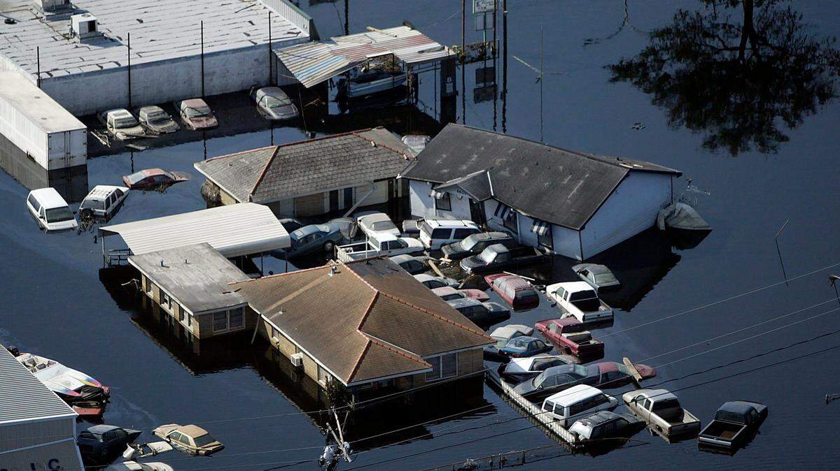 The ATF SRT (Alcohol Tobacco and Firearms Special Response Team) and New Orleans Police Department SWAT team fly reconnaissance over flooded portions of New Orleans on Tuesday September 6, 2005, that was caused by Hurricane Katrina.
