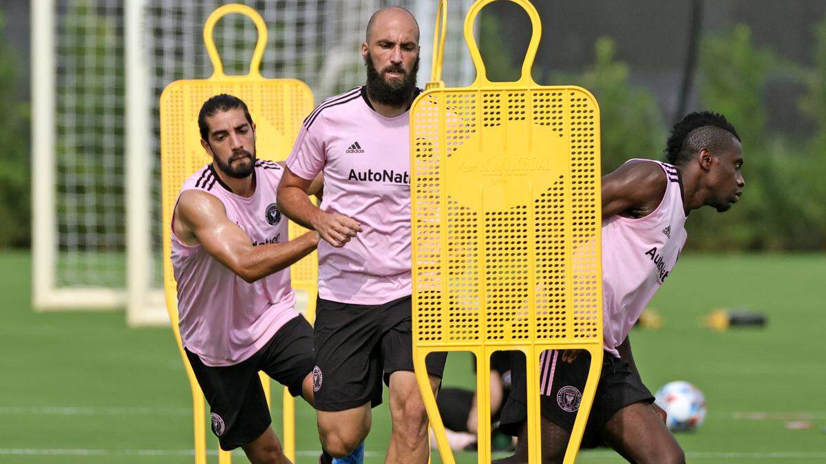 Los jugadores del Inter Miami FC Rodolfo Pizarro (10) Gonzalo Higuaín (9) y Blaise Matuidi (8) se entrenan en el DRV PNK Stadium el 21 de abril de 2021 en Fort Lauderdale.