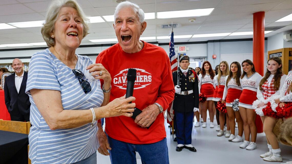 “Eres una leyenda”: después de 65 años, este asesor de la secundaria Coral Gables se jubila