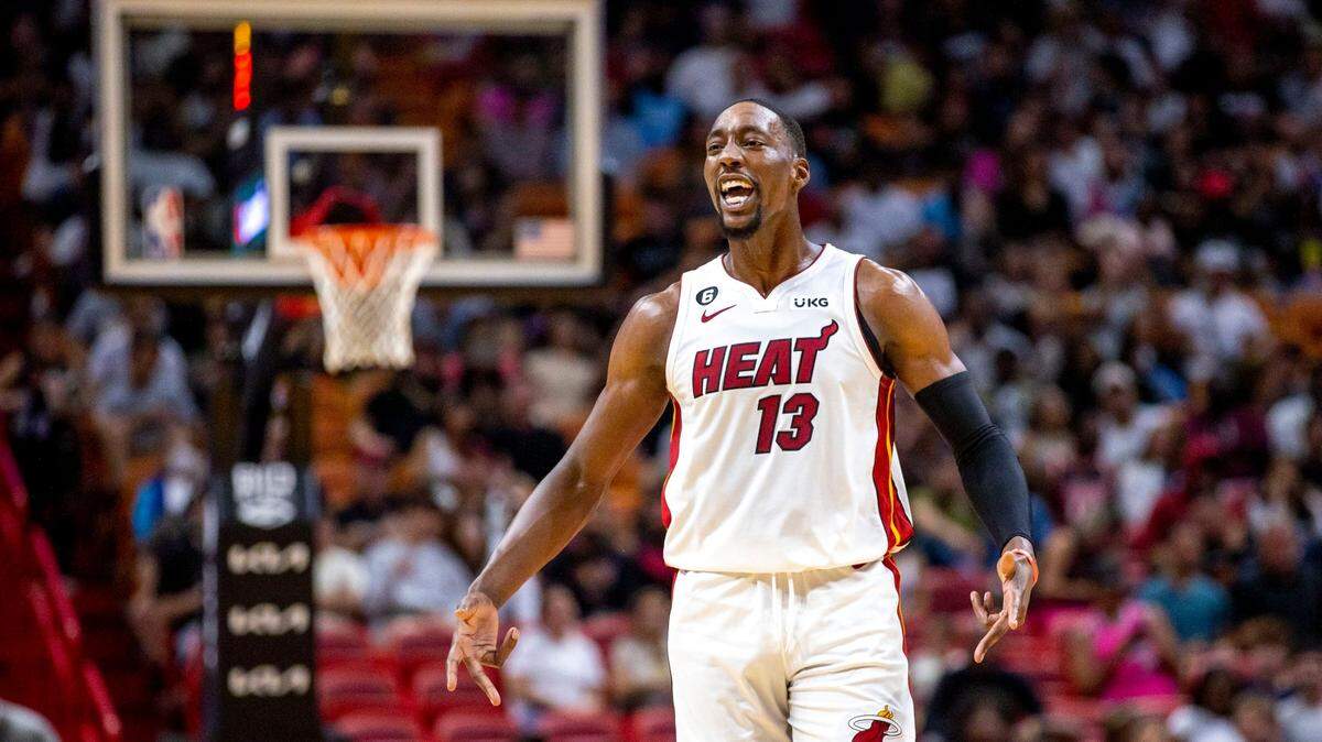 El centro del Heat, Bam Adebayo , reacciona a un disparo de su compañero Tyler Herro en un partido de pretemporada contra los Pelicans de New Orleans, celebrado el 12 de octubre de 2022 en Miami.