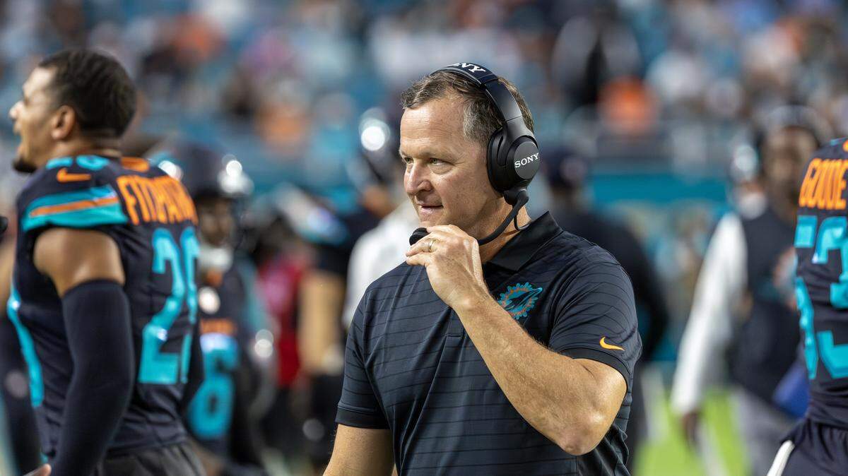 El coordinador de linebackers de los Dolphins Joe Barry trabaja en un partido contra los Jets de Nueva York, celebrado el 29 de septiembre de 2025 en Miami Gardens, Florida. 