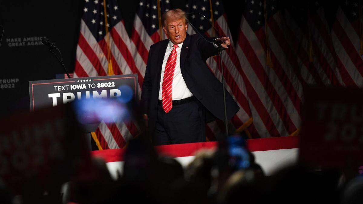 El ex presidente Donald Trump se reúne con simpatizantes durante una escala de su campaña, el domingo 29 de octubre de 2023, en el Orpheum Theatre, en Sioux City, Iowa.