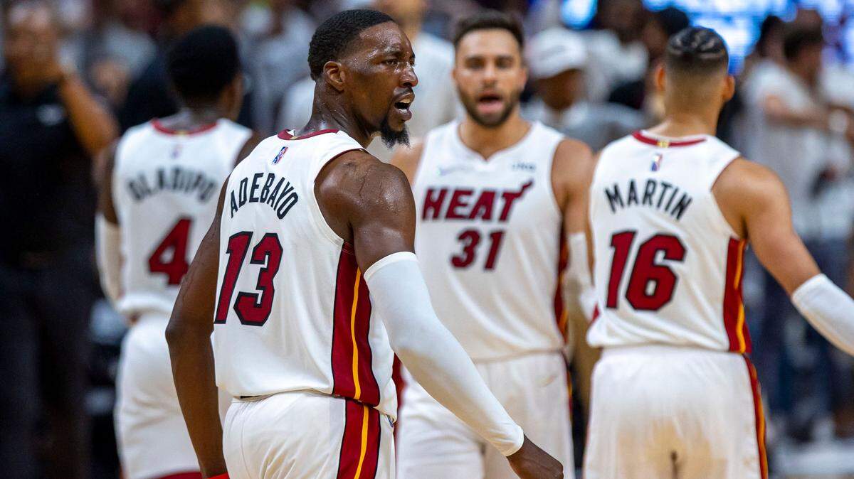 El centro del Heat, Bam Adebayo (13), reacciona durante la segunda mitad del Juego 1 de las semifinales de la Conferencia Este de la NBA contra los 76ers de Filadelfia, el 2 de mayo de 2022 en el FTX Arena de Miami, Florida.