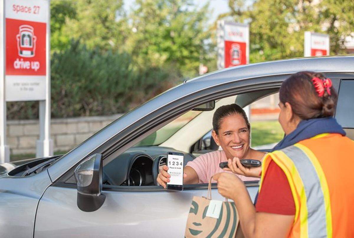 Target puso en marcha su servicio de recolección Starbucks Drive Up a nivel nacional en agosto de 2023. El servicio está disponible en la mayoría de los 35 Target del área de Miami y en aproximadamente 1,700 de las 2,000 tiendas Target de todo el país, de acuerdo con el vendedor.