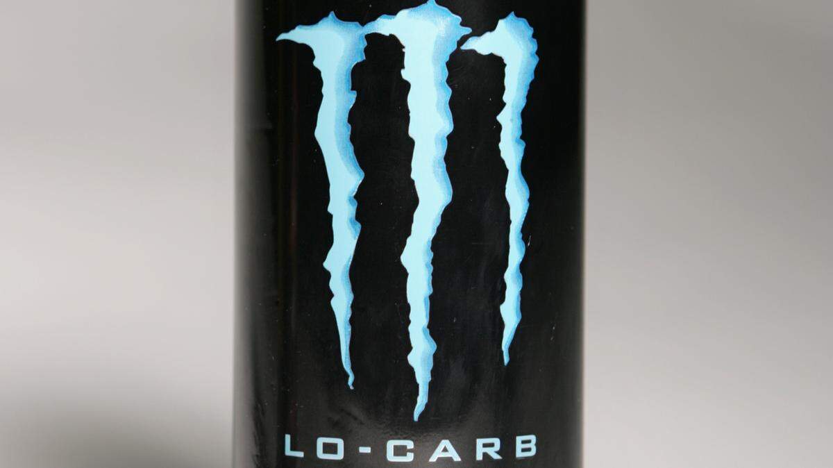 Monster es una de las bebidas energéticas que contienen altos niveles de cafeína. Según expertos en salud, las bebidas energéticas pueden causar graves problemas cardiovasculares, sobre todo en adolescentes.