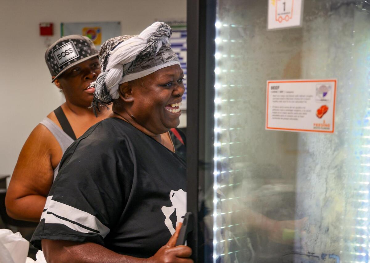 Jackie Brown, de 57, sonríe después de localizar algunas verduras muy necesarias en la despensa de alimentos Feeding South Florida en Pembroke Park, Florida, el miércoles 28 de mayo de 2025.