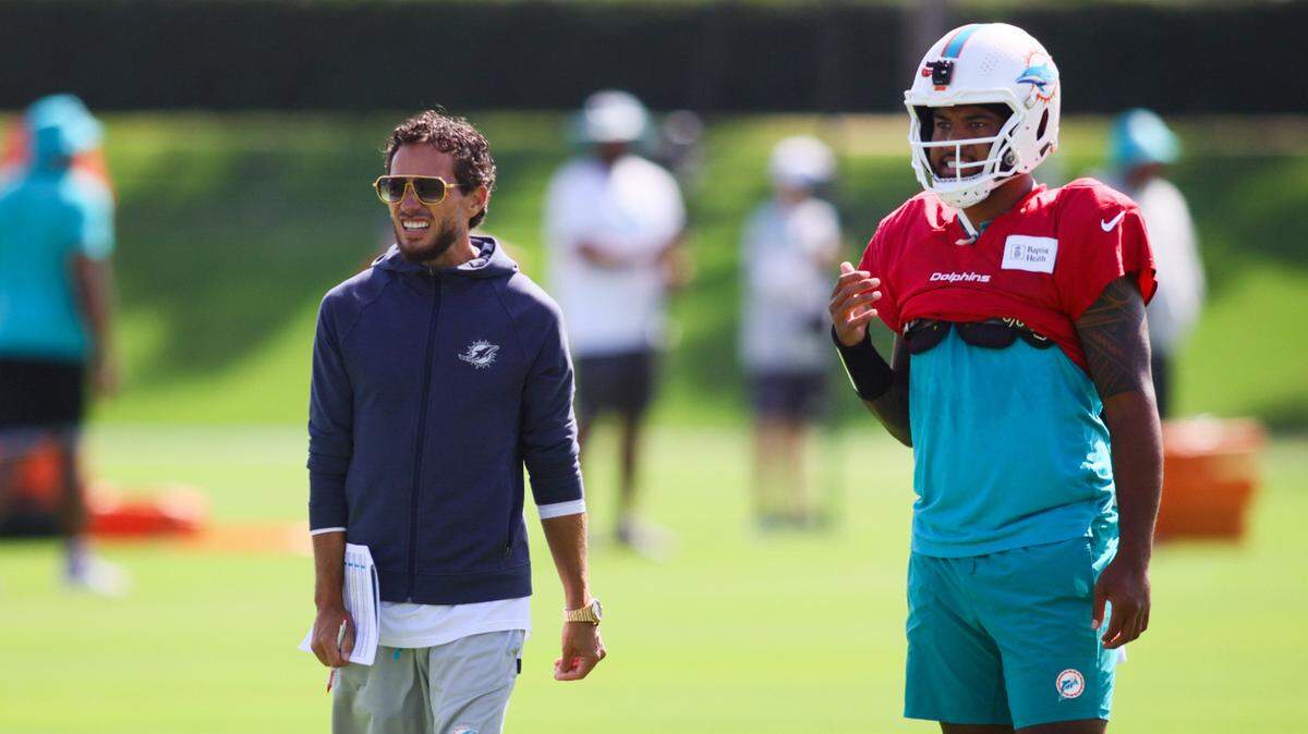 El entrenador de los Dolphins Mike McDaniel y el quarterback Tua Tagovailoa observan una jugada en el entrenamiento del equipo en el Baptist Health Training Complex en Miami Gardens, Florida, el martes 20 de agosto de 2024.