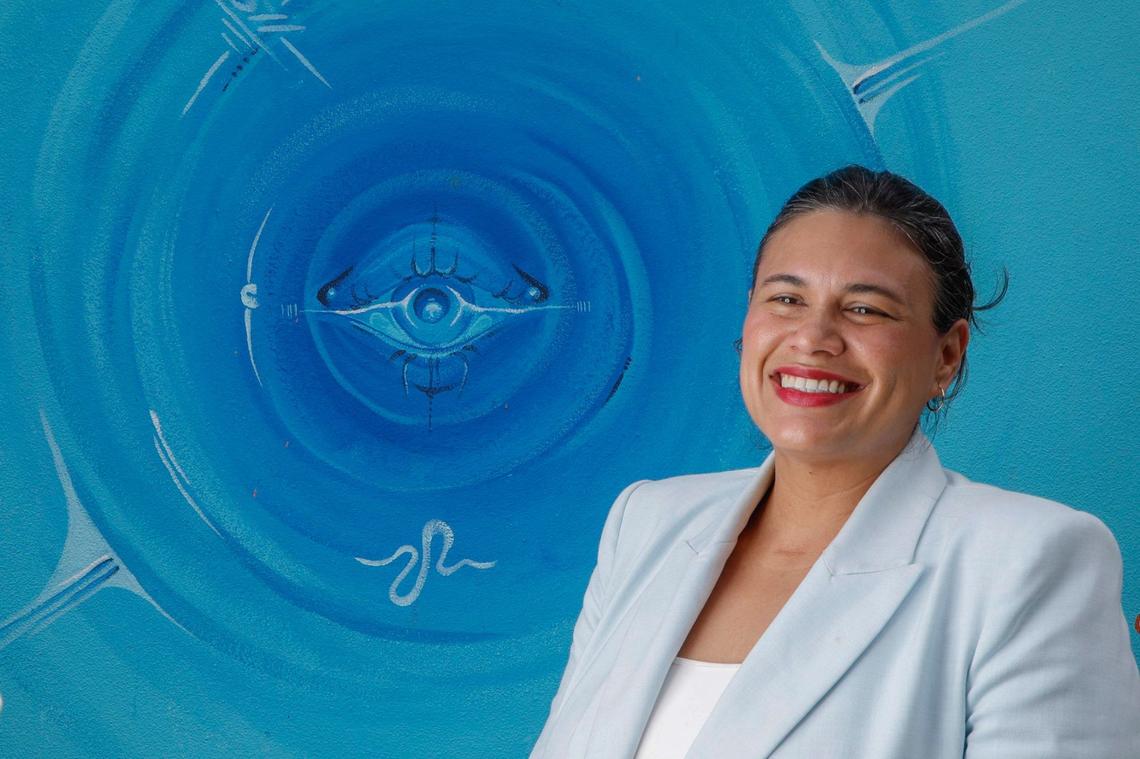 Lucia Báez-Geller junto a un mural en la secundaria Miami Beach Fue maestra en la escuela 15 años antes de postularse a la Junta Escolar.