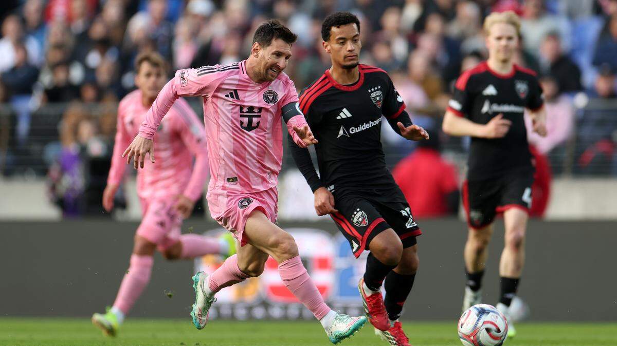BALTIMORE, MARYLAND - MARCH 07: Lionel Messi #10 of Inter Miami CF and Brandon Servania #23 of D.C. United compete for the ball during the MLS match between D.C. United and Inter Miami CF at M&T Bank Stadium on March 07, 2026 in Baltimore, Maryland. (Photo by Scott Taetsch/Getty Images)