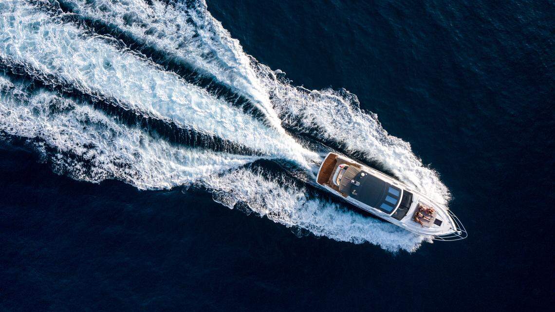 Here’s what Illinois law says about alcohol consumption on boats.