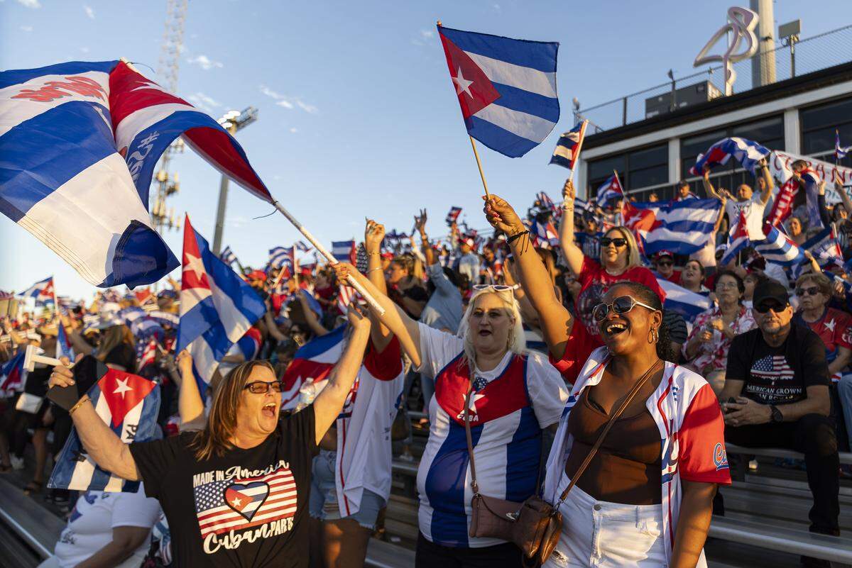 Ana Duquerne, abajo a la derecha, ondea su bandera mientras asiste al mitin “Cuba Libre” en el parque Milander el martes 24 de marzo de 2026, en Hialeah, Florida. La manifestación, organizada en parte por la ciudad de Hialeah, tiene como objetivo reunir las voces de la comunidad cubana en el exilio en apoyo a la libertad de Cuba.