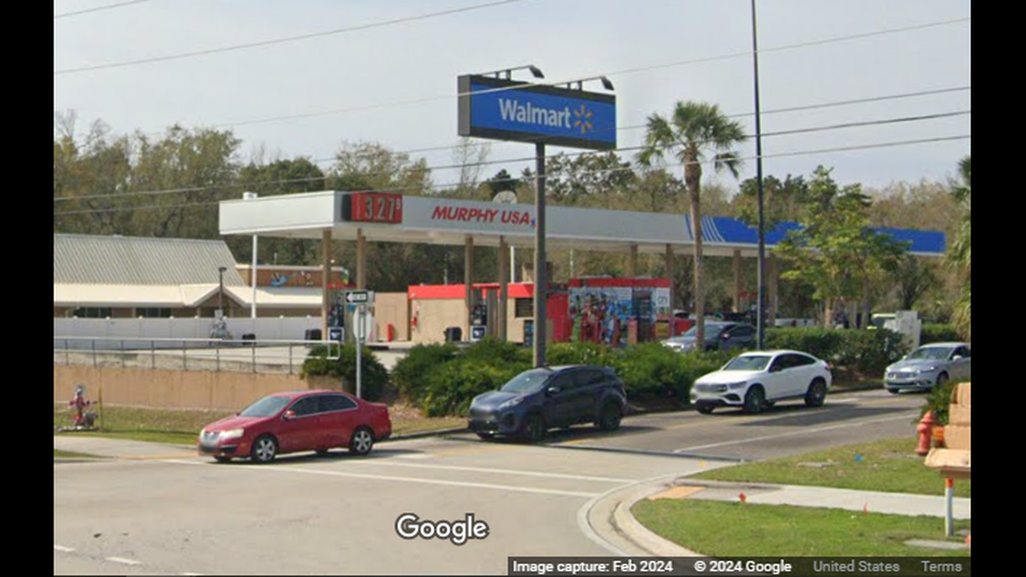 A bizarre police chase played out on a six-lane Florida highway, when a felony suspect tried using an electronic shopping car from Walmart as his getaway car, investigators say.