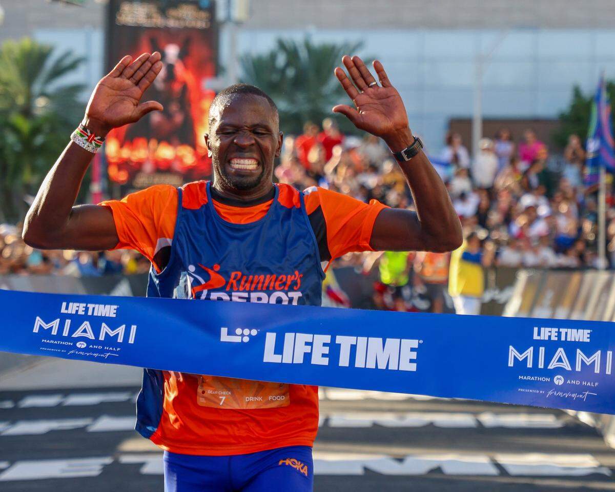 El keniano Dominic Ondoro se adjudicó la victoria el domingo en la edición 24 del Maratón Life Time de Miami. 