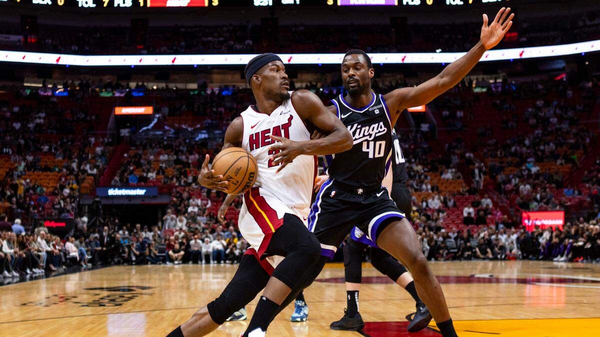 El jugador del Heat Jimmy Butler entra al aro ante la marca de Harrison Barnes, de los Kings de Sacramento, en el partido celebrado el 31 de enero de 2024 en Miami.