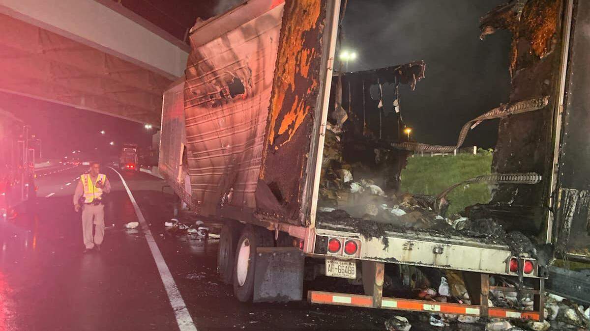 Una rastra que transportaba 10,000 pavos congelados se incendió en la Interestatal 4 de Florida el jueves 4 de agosto de 2022, según los bomberos del Condado Seminole.