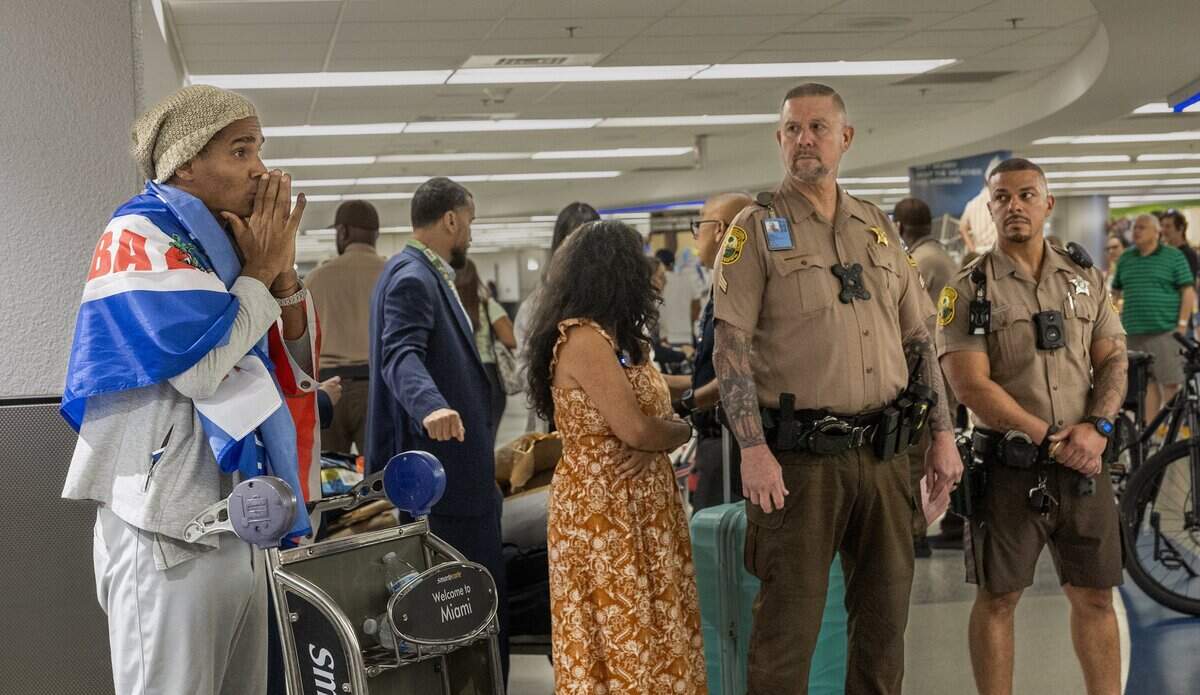 El artista disidente cubano Luis Manuel Otero Alcántara reacciona al llegar al aeropuerto el sábado.
