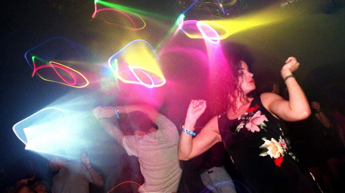 11/12/95, David Bergman/Miami Herald Staff: Dancing the night away at Glam Slam on South Beach.