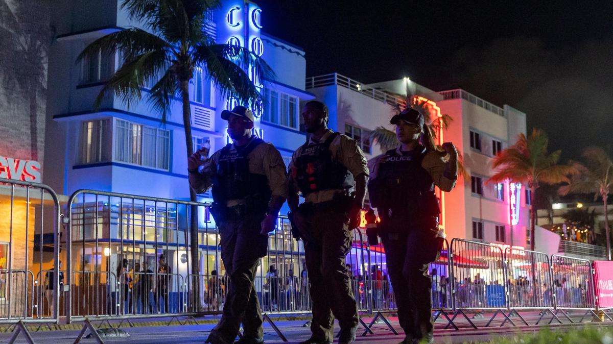 La Policía de  Miami-Dade patrulla Ocean Drive el viernes 24 de marzo de 2023, en Miami Beach, Florida.