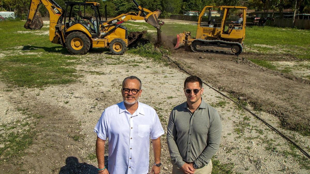 Oscar Rodríguez (izquierda), director de ROVR Development, y Maurice Kauffman, director general de AMAC-Aventura Park, posan el 25 de mayo de 2022 en el área del proyecto Aventura Park, en 17990 West Dixie Highway, en North Miami Beach, que tendrá un total de 236,740 pies cuadrados en ocho pisos, incluyendo un estacionamiento de seis pisos. Contará con 290 apartamentos, 1,450 pies cuadrados de tiendas y 435 plazas de estacionamiento. Los servicios incluirán una piscina y un parque para perros.