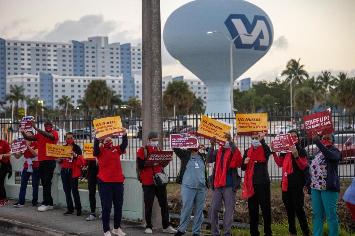 El 9 de febrero de 2023, los enfermeros del Miami VA se concentraron frente al hospital para exigir un salario justo y una atención de calidad a los pacientes.
