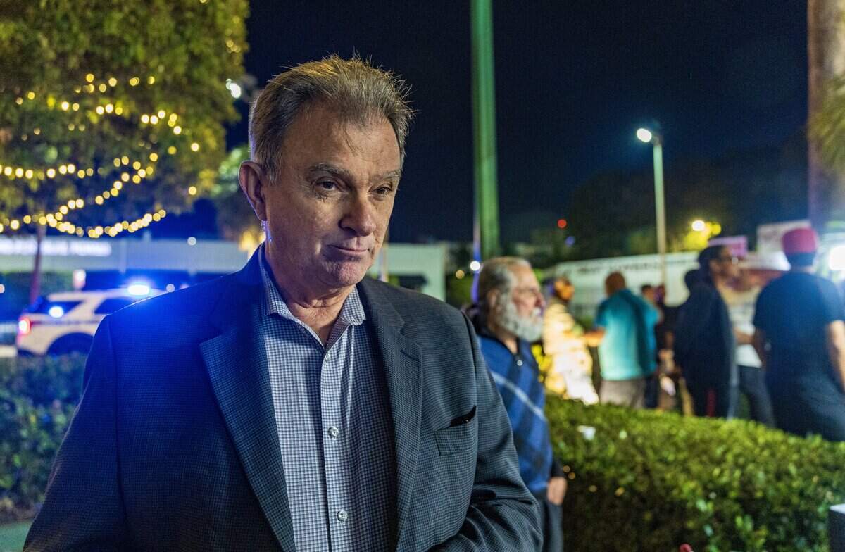 El exiliado Ramón Saúl Sánchez, presidente del Movimiento Democracia, participó en la vigilia por los hombres muertos y heridos en la lancha tiroteada por Cuba, realizada el 26 de febrero de 2026 en el restaurante Versailles en Miami.