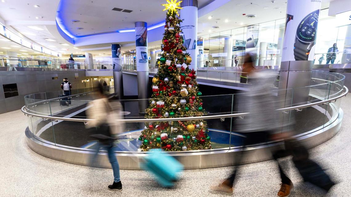 Las decoraciones navideñas cerca de la Aduana en el Aeropuerto Internacional de Miami el jueves 21 de noviembre de 2024.