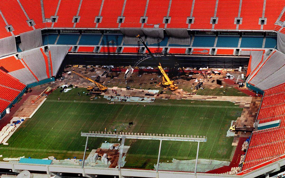 Crews are busy taking apart the Rolling Stones’ Voodoo Lounge set on Nov. 26, 1994, the day after the band’s concert at Joe Robbie Stadium.