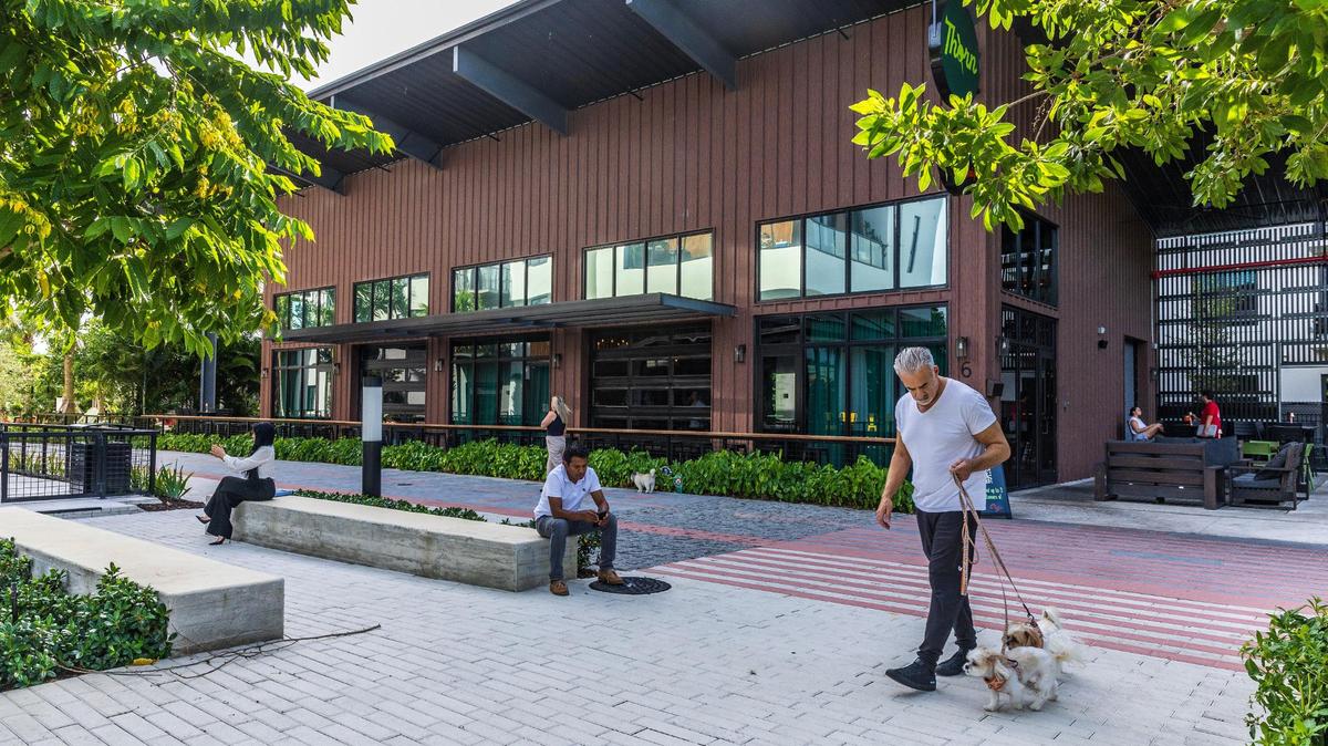 Lugareños y visitantes disfrutan del primer tramo de un cuarto de milla del Ludlam Trail que pasa por delante del recién inaugurado bar de cocteles y restaurante Thorn y de los apartamentos MiLine, justo al lado de Bird Road, en el oeste de Miami-Dade.
