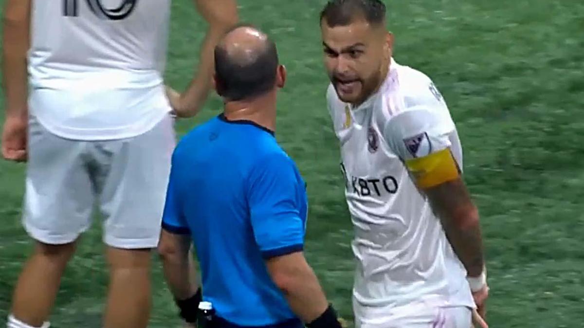 Leandro González le explica al árbitro del enciuentro con el Atlanta donde tenía el brazo en la acción del penalti.