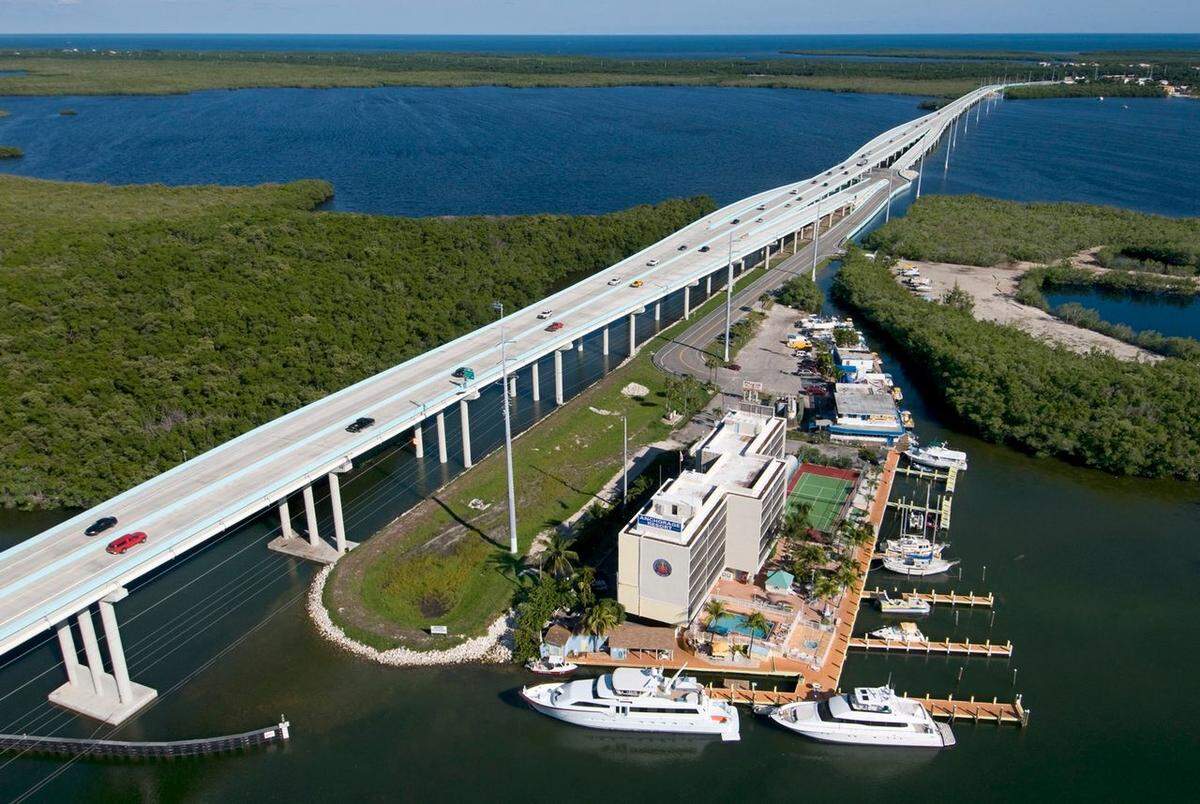 The Jewfish Creek Bridge connects Key Largo with the mainland.