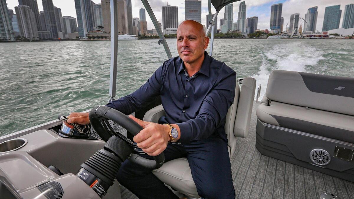 Alexandre Mongeon, presidente ejecutivo de Vision Marine Technologies, demuestra el motor E-Motion 180E durante el Miami International Boat Show, el 16 de febrero de 2022. Vision Marine vende y alquila embarcaciones, motores fuera de borda y tecnología 100% eléctricos para los consumidores y la industria..