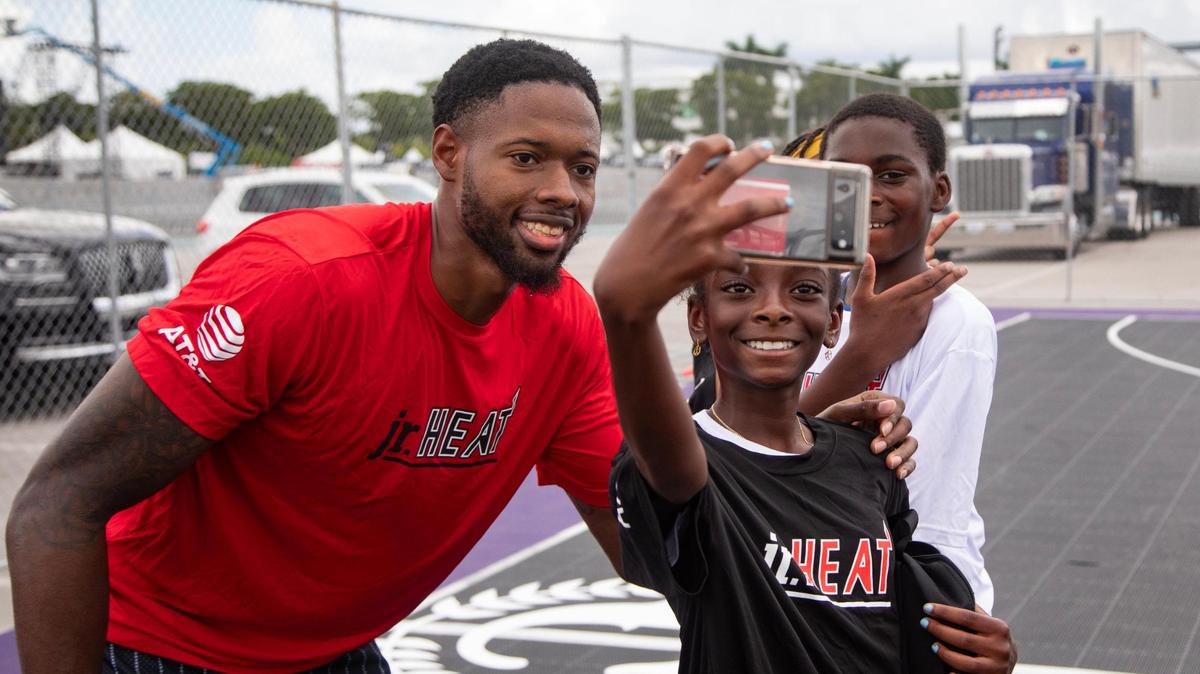 El jugador Haywood Highsmith se toma una foto con el niño de 11 años Kaylee Pierre, en el campamento de baloncesto para niños organizado por el Heat y el festival de música Rolling Loud, el 19 de julio de 2023 en el Hard Rock Stadium en Miami Gardens, Florida.