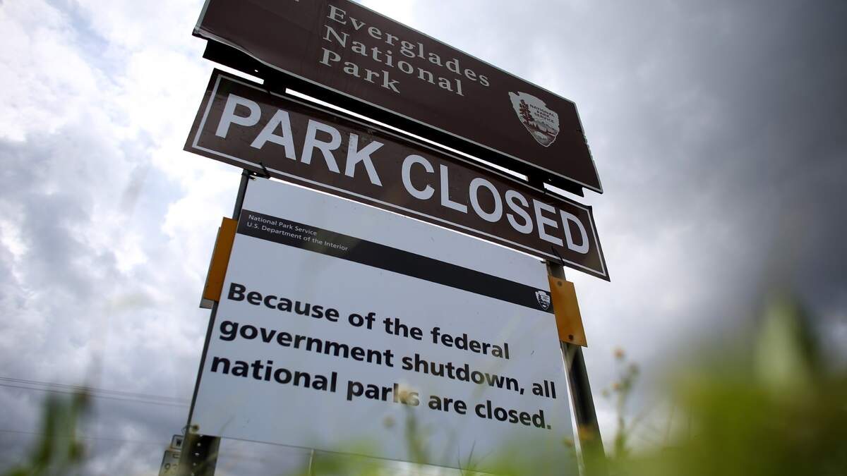 Un cartel cerca de la entrada del Parque Nacional de los Everglades indica que está cerrado el 7 de octubre de 2013 en Miami, Florida. El parque está cerrado ya que la Cámara de Representantes y el Senado federales  están en el día 7 de no poder ponerse de acuerdo sobre un proyecto de ley para financiar al gobierno nacional. Los Parques Nacionales de todo el país están cerrados junto con otros servicios federales.