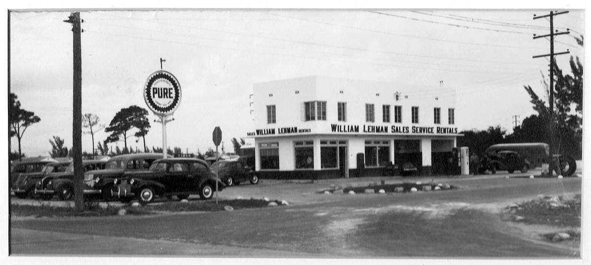 El concesionario Chrysler del fundador William Lehman en 1953, en la esquina de Northwest 7 Ave. y Northwest 71 St. en Miami.