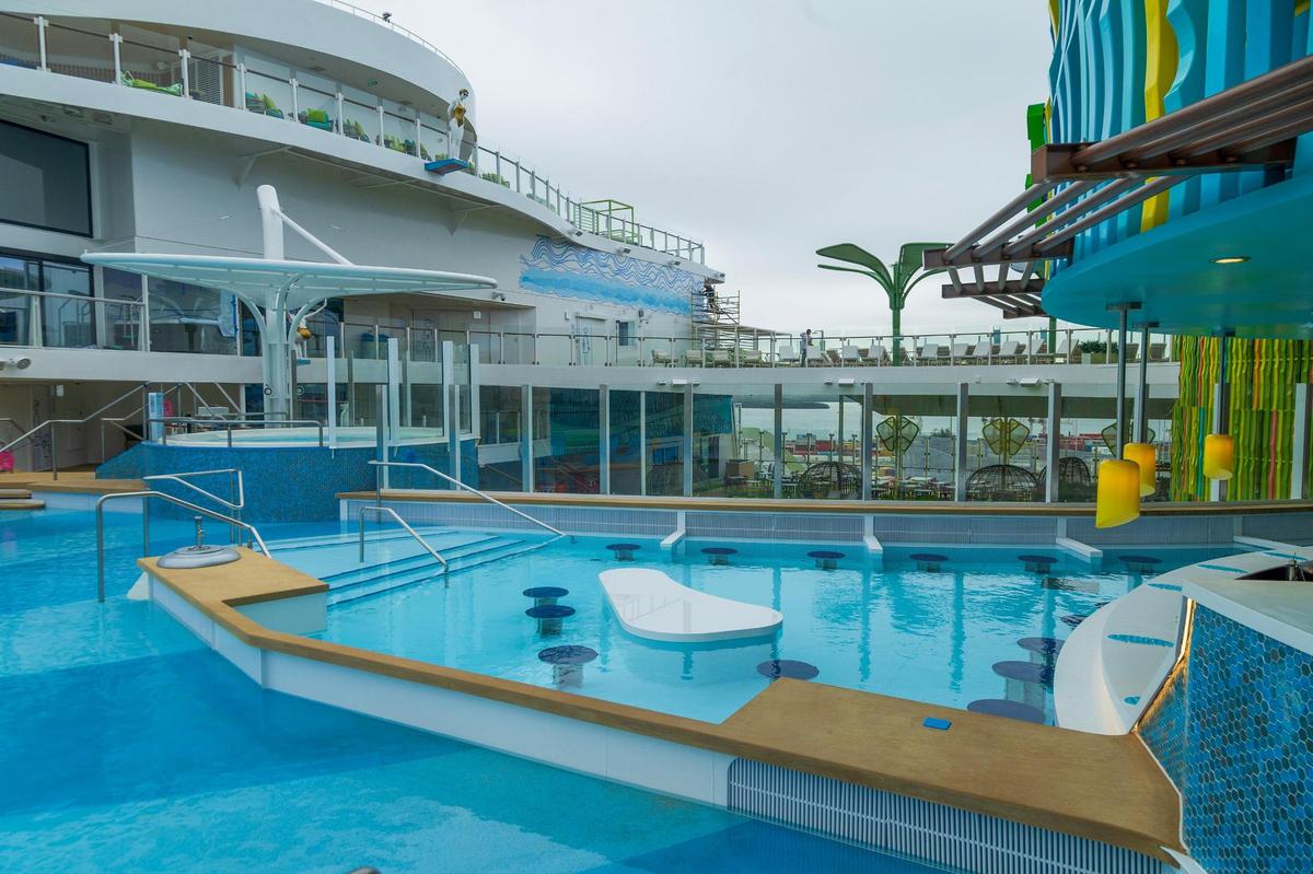 Swim & Tonic bar on Icon of the Seas, “the largest swim-up bar at sea” located at the Chill Island deck.