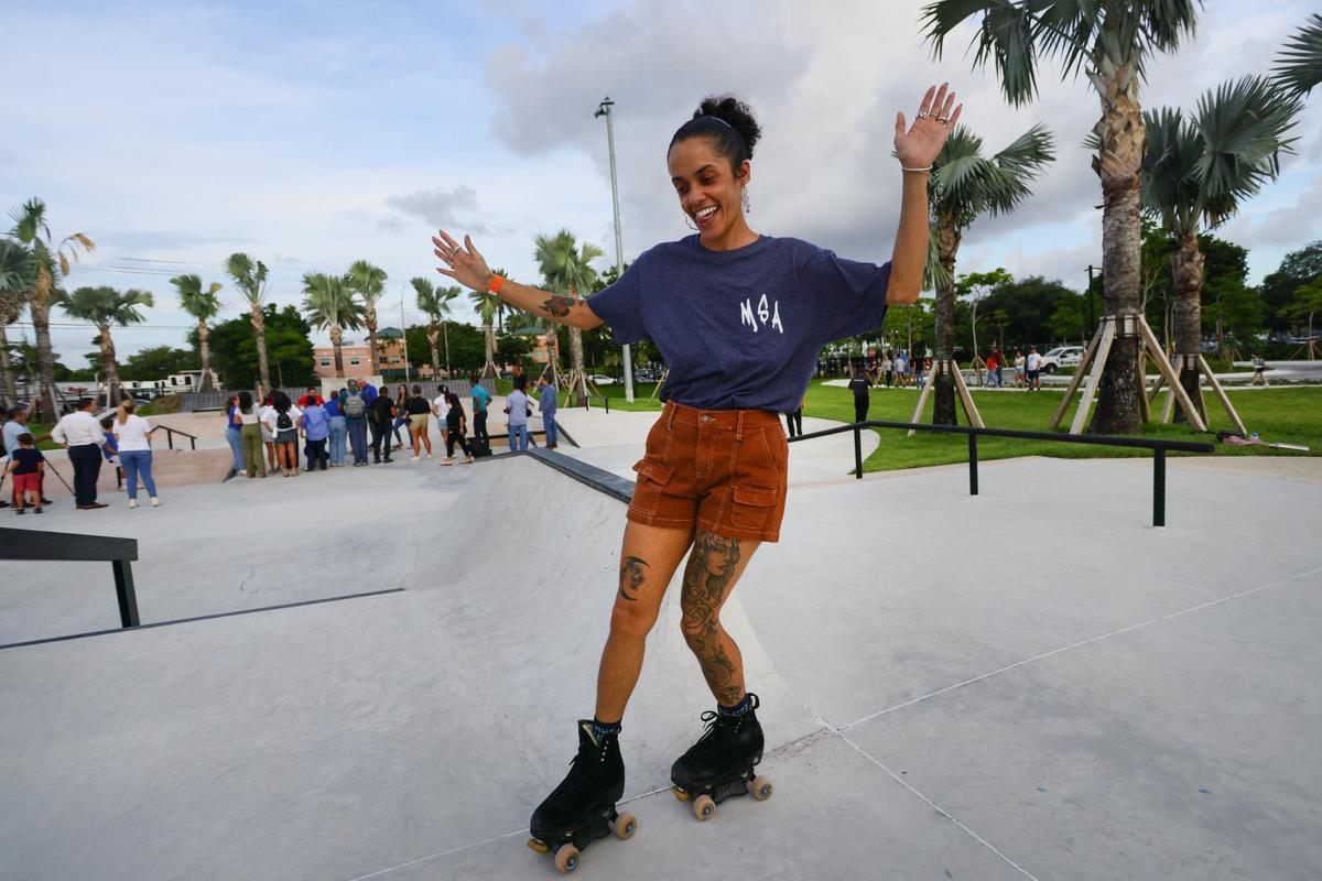 Erica Denis, de 28 años, patina en el parque de patinaje de la recién inaugurada parte este del Doral Central Park en 3005 NW 92nd Ave. en Doral, Florida, el lunes 26 de agosto de 2024.