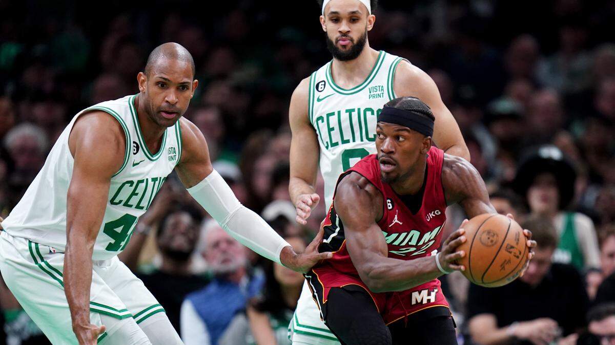 El delantero del Heat, Jimmy Butler (22), busca pasar ante el centro de los Celtics, Al Horford (42), durante la primera mitad del Juego 2 de las Finales de la Conferencia Este de la NBA 2023 en el TD Garden de Boston el viernes 19 de mayo.