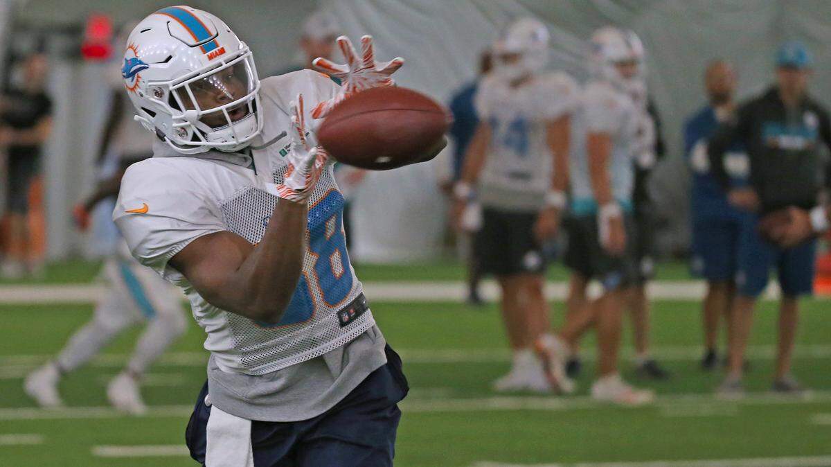 Former third-round draft pick Leonte Carroo participated in what might be his final practice as a Miami Dolphin Tuesday.