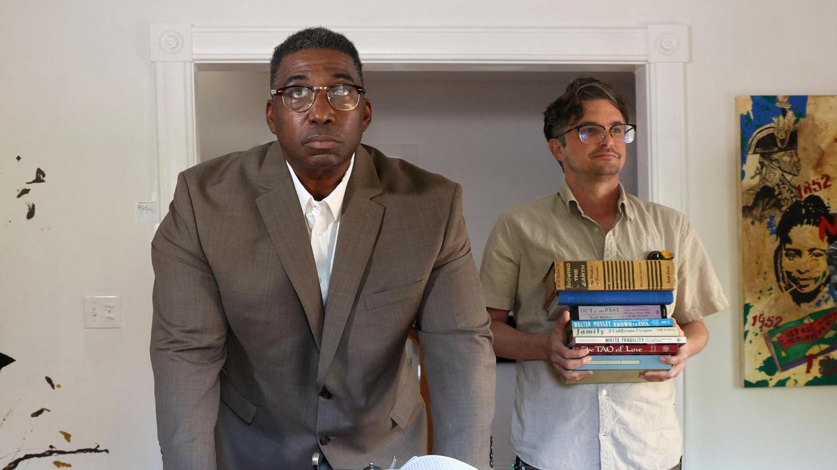 El curador Charles Arnold, a la izquierda, y el colaborador Nathaniel Sandler, director fundador de Bookleggers Library, a la derecha, son fotografiados en el interior de la D.A. Dorsey House en Overtown, donde se presenta la exposición "On the Ban Wagon: The Power of the Pen', que profundiza en un capítulo fundamental de la historia a través de la lente de los libros prohibidos, el lunes 11 de marzo de 2024, en Miami, Florida.