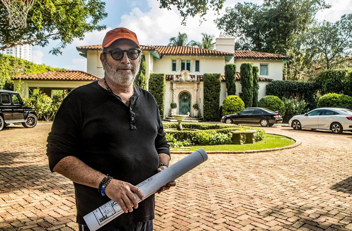 El promotor Todd Michael Glaser, delante de su casa de estilo mediterráneo construida en 1936 por el arquitecto Carlos Schoppel en Miami Beach, renovada por él mismo en 2001 el viernes 07 de enero de 2022.
