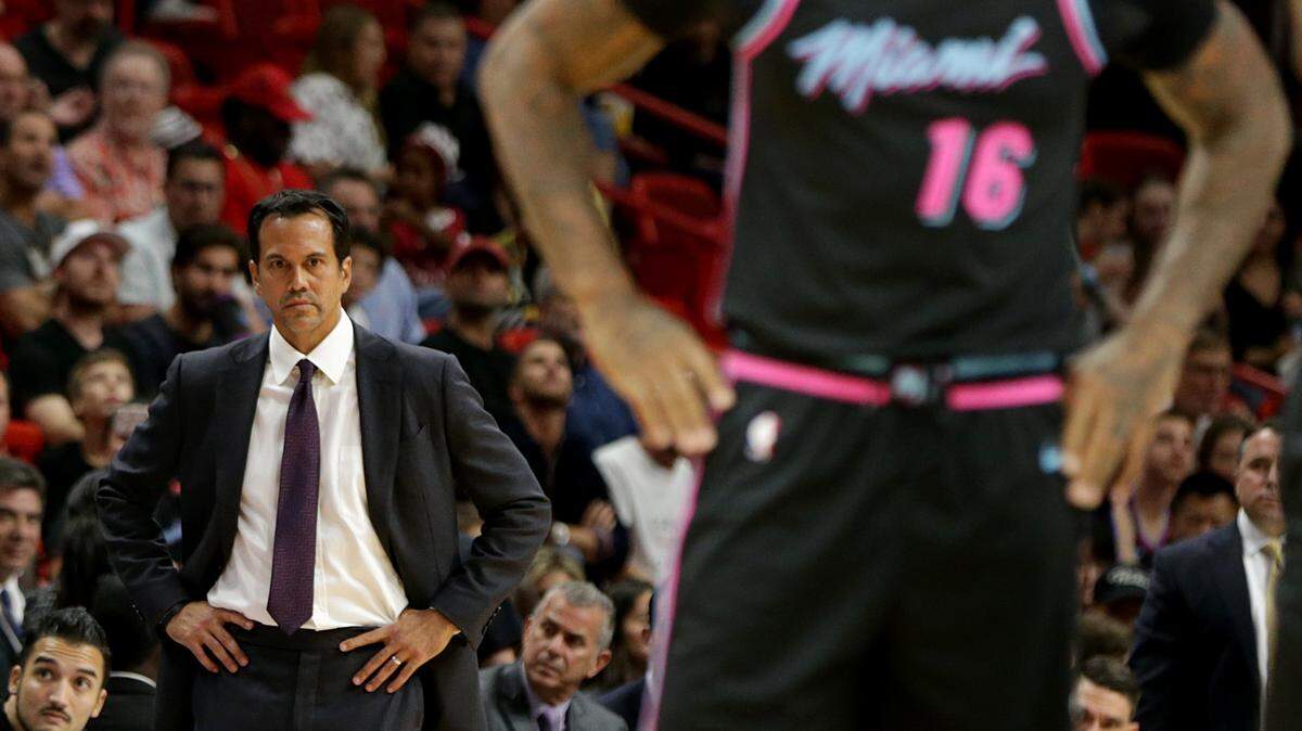 El entrenador del Heat Erik Spoelstra observa el partido contra los Nets del 20 de noviembre en el American Airlines Arena.