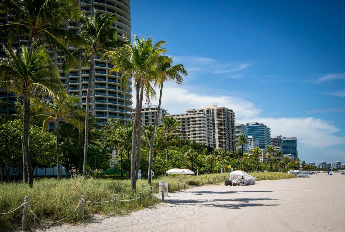 Surfside experimentó la segunda mayor caída en las ventas de condominios durante la primera mitad de 2022 en comparación con el mismo período del año anterior. Arriba: Edificios de condominios salpican la costa de Surfside.