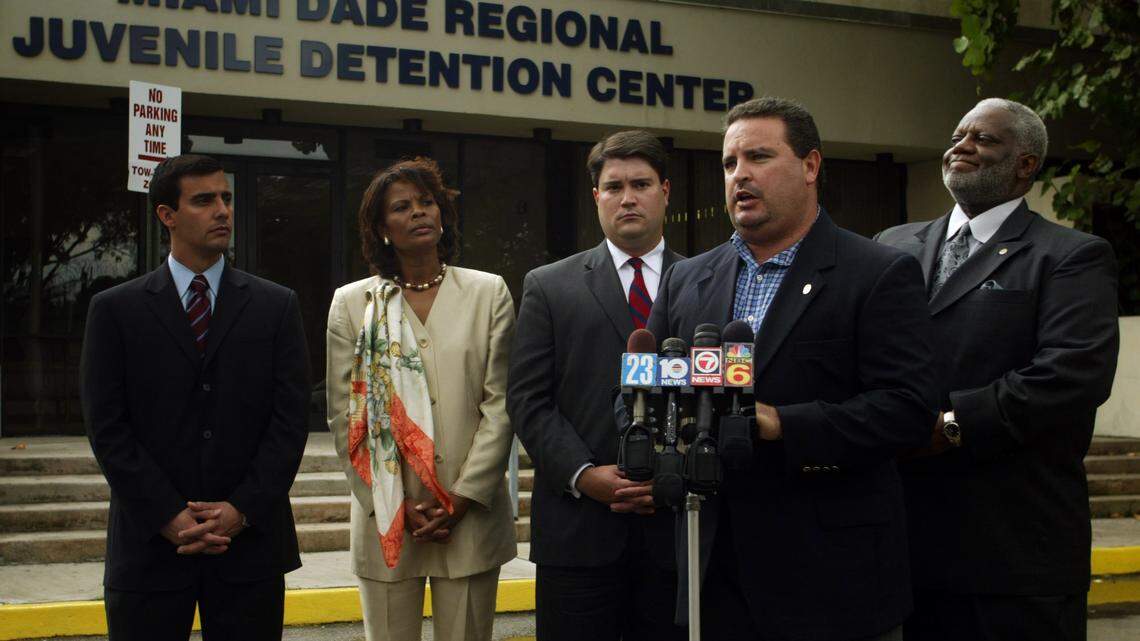 Gus Barreiro, then a state representative appointed to chair a House select committee on juvenile detention, spoke in front of the Miami-Dade lockup in August 2003. Behind him were representatives Marcelo Llorente, Yolly Robertson, Juan Carlos Planas and Wilbert “Tee” Holloway.